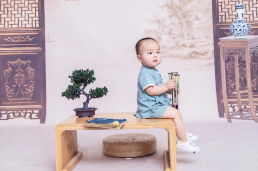 汉中宝宝边吃奶边挣扎烦躁